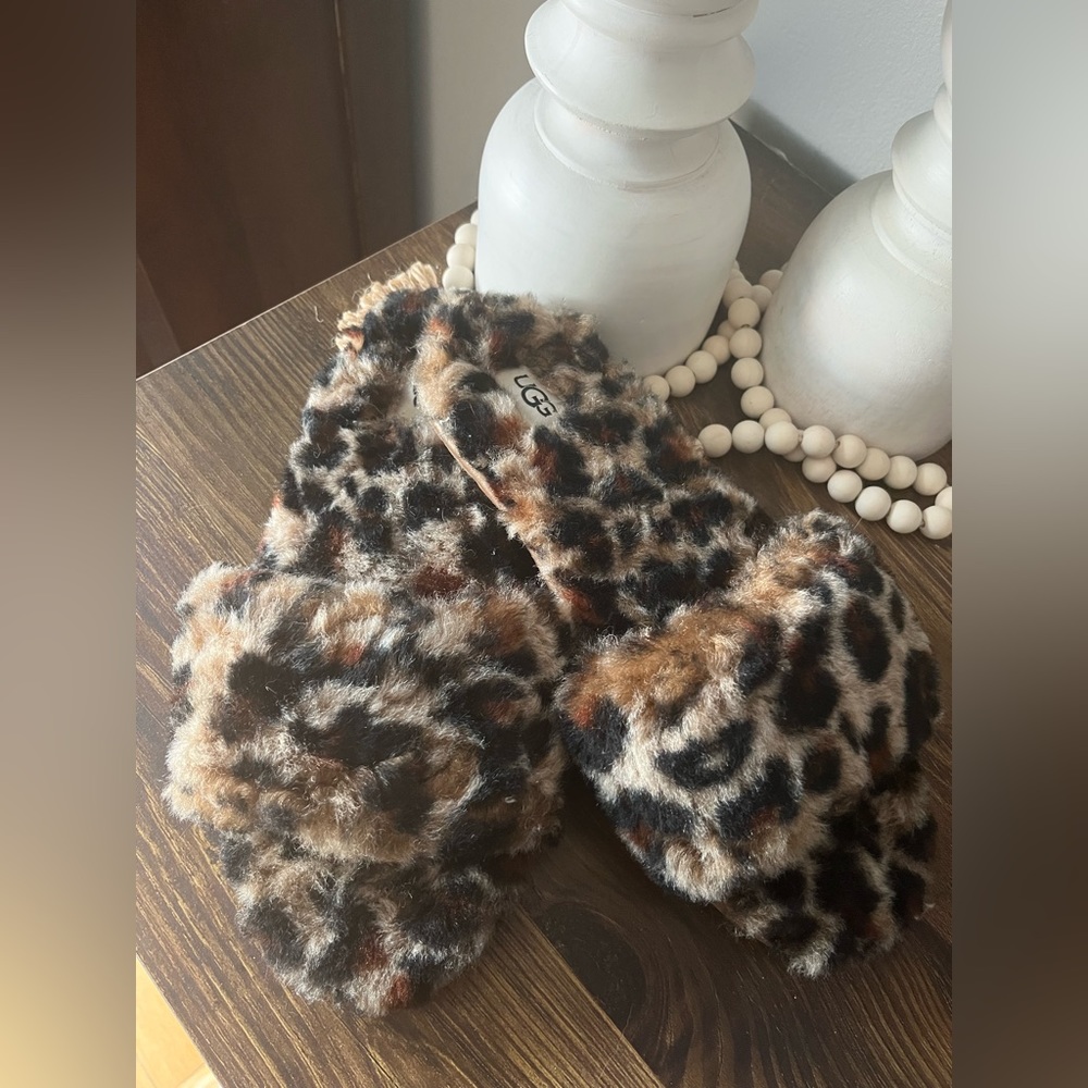 Ugg flip flop slippers